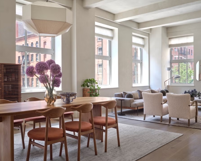Un  appartement à New York  décoré de matériaux nobles, de meubles design et de pièces d&rsquo;art uniques