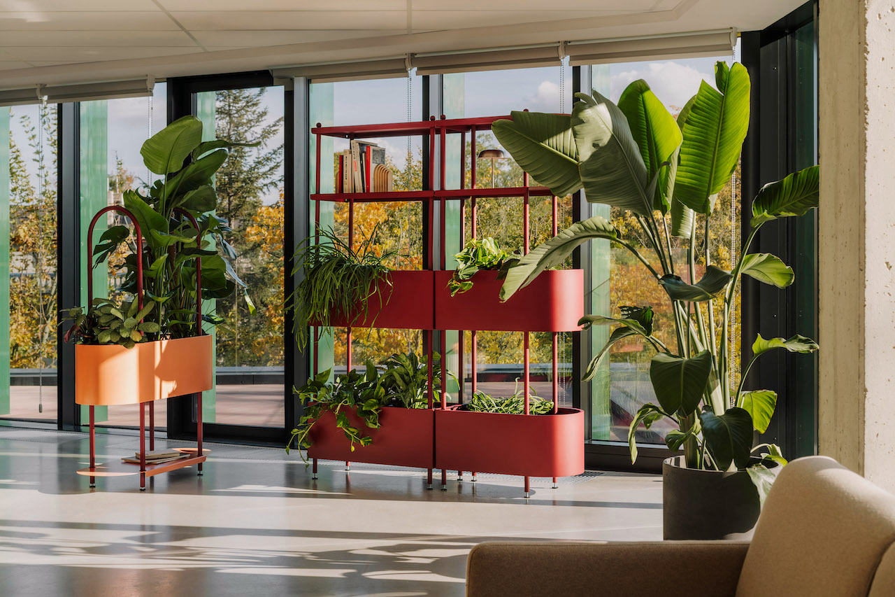 LOOPO by Bujnie est un système de jardinière à l’épreuve du temps pour les bureaux et votre maison en pleine évolution