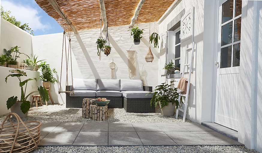 Le dallage pour votre terrasse est une excellente option pour fabriquer votre sol. Facile à laver, il ne nécessite pas ou peu d'entretien ni en hiver, ni en été. Il y en a pour tous les goûts : ardoise, pierre bleue, béton...