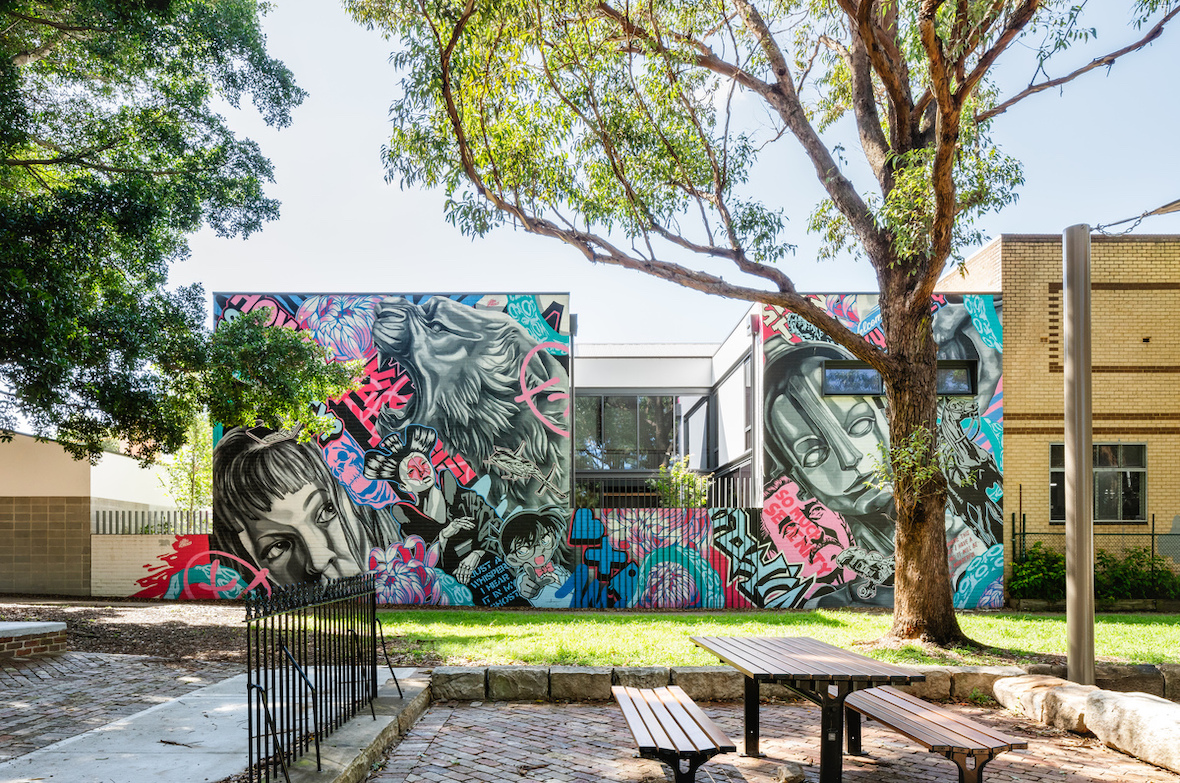 Cet entrepôt transformé en maison moderne célèbre le street art