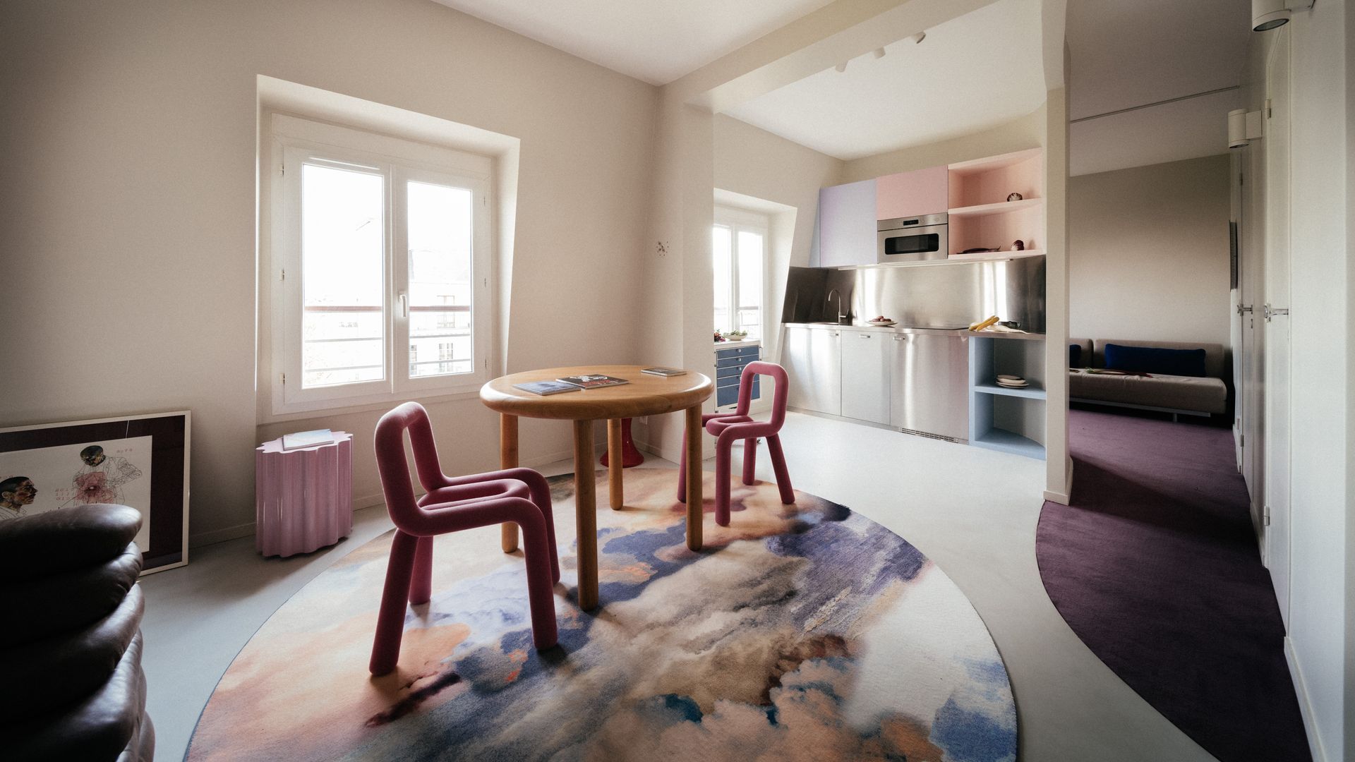 Un petit appartement singulier et coloré par Pauline Borgia