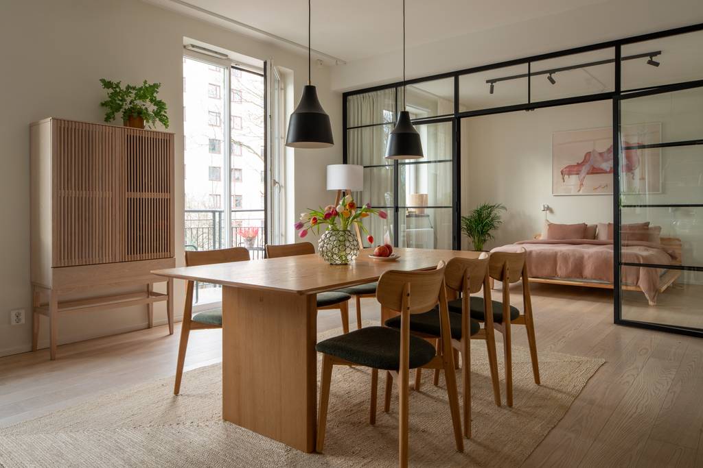 Le rose et le vert, deux teintes printanières, ont été sélectionnées pour adoucir l&rsquo;intérieur de cet appartement