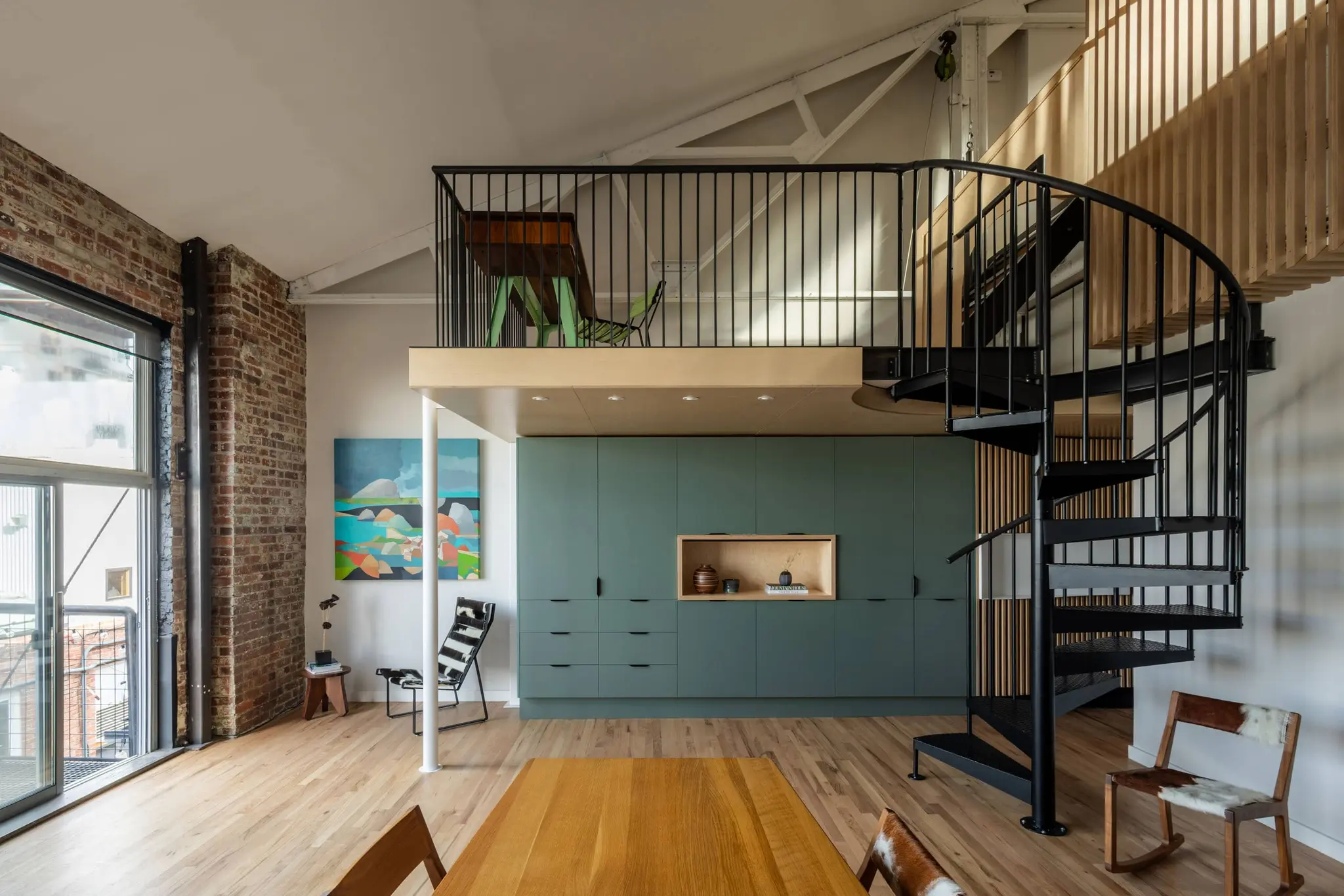 Visite d&rsquo;un Loft à Deux Étages au Charme Industriel