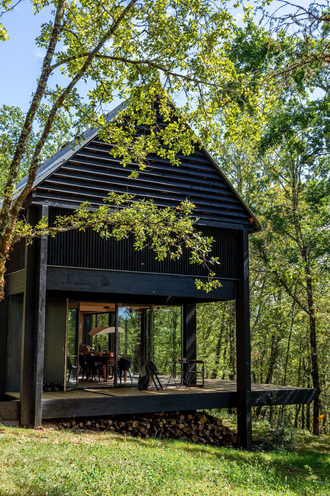 Au cœur du Périgord Noir, cette maison de vacances redéfinit l&rsquo;idée du refuge
