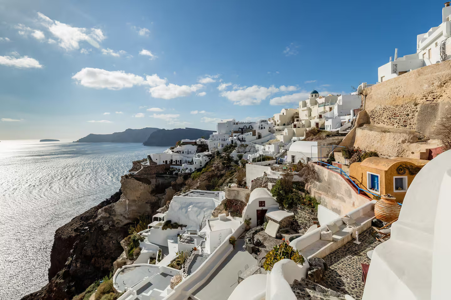 Maison Troglodyte à Santorin : Un Écrin de Sérénité