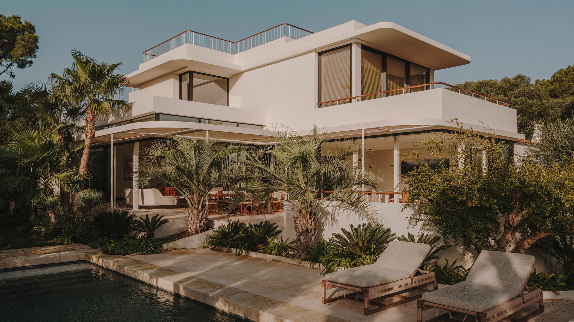 À Minorque, une maison d&rsquo;architecte avec piscine au bord de la mer