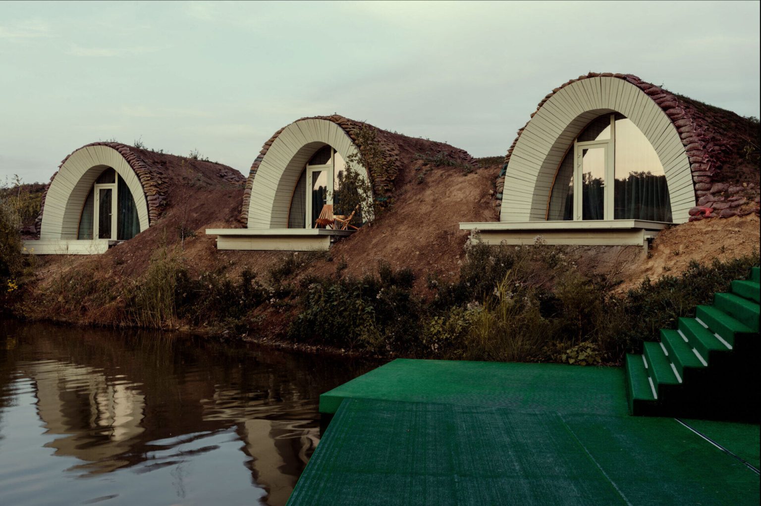 Hobbit Houses : Design Innovant et Nature en Moldavie