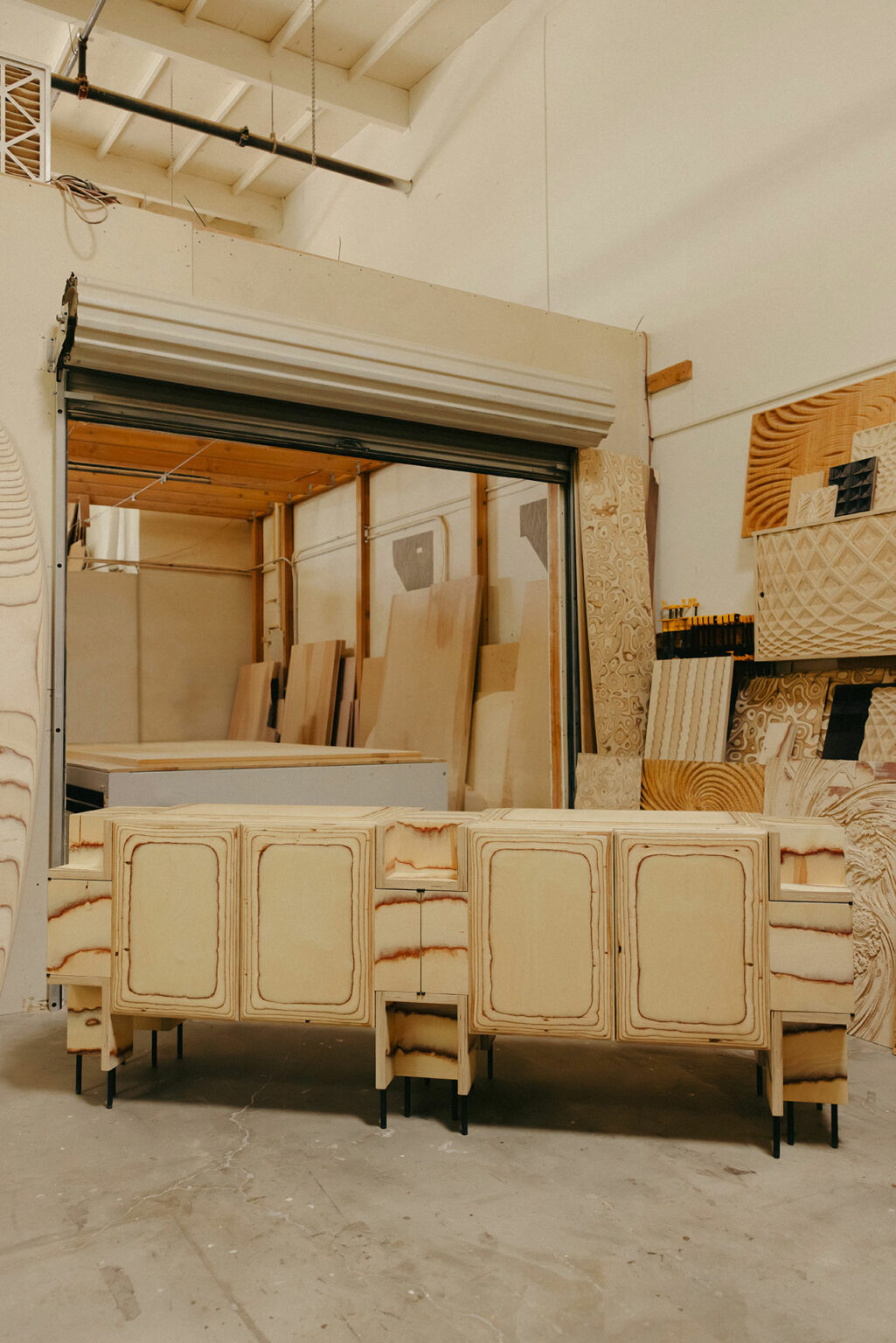 Kelly Wearstler : un hommage au surf et à l&rsquo;artisanat , l&rsquo;art de la conception de planches de surf