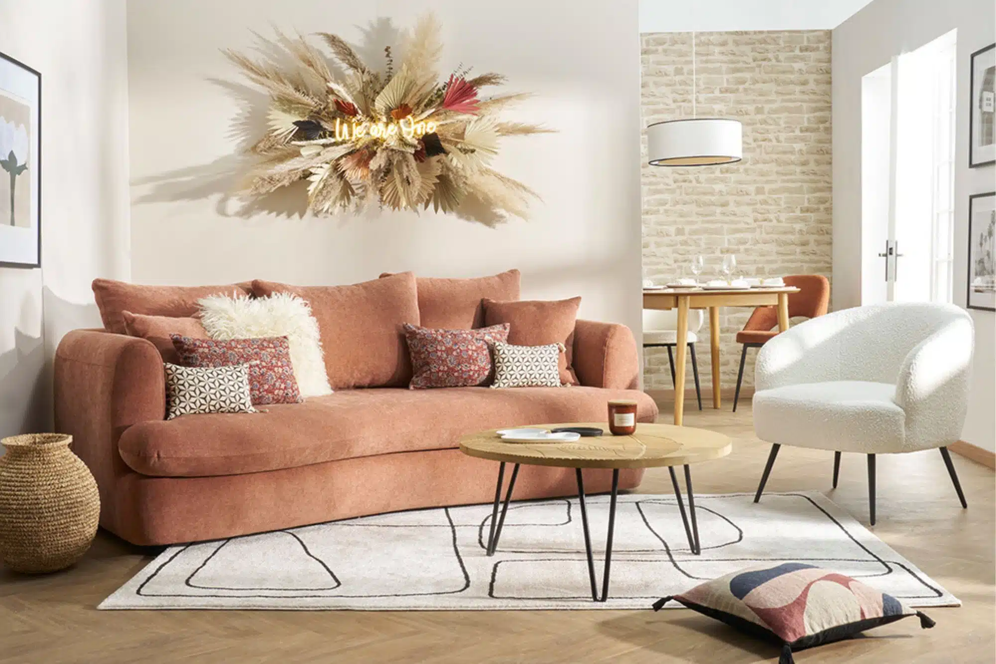 Couleurs harmonieuses pour créer un ensemble tapis + table basse + canapé.