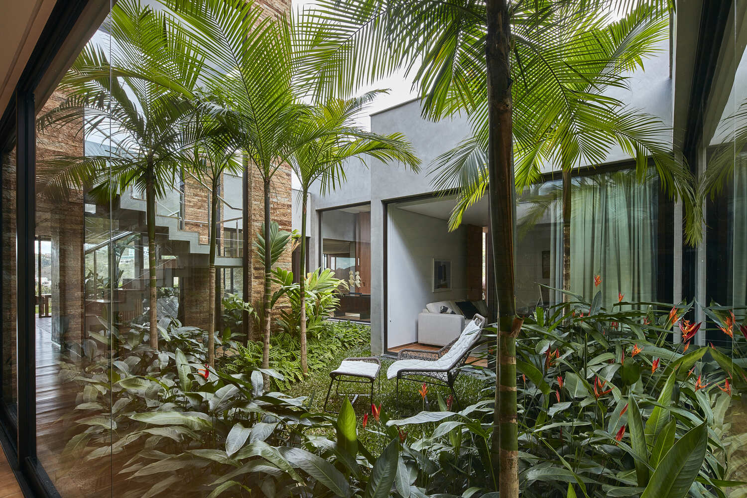 Une maison perchée sur une colline qui réunit famille, amis et une beauté panoramique architecte David Guerra