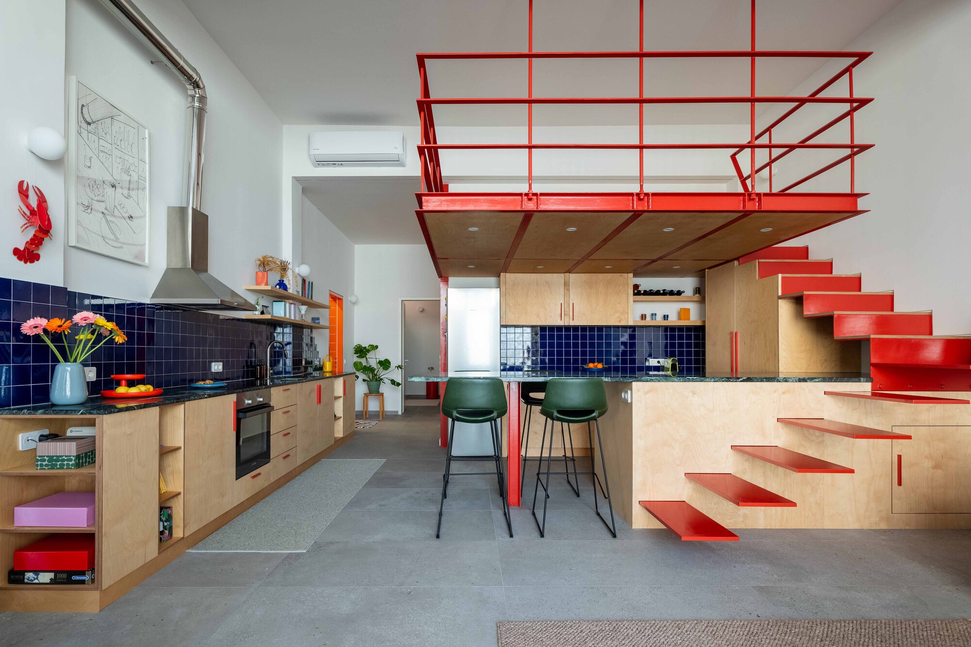 Transformation d’un atelier  en appartement en Grèce par Naki Atelier.