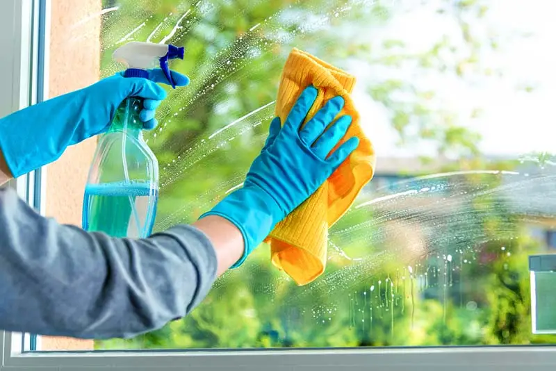 Quelles sont les astuces pour laver les vitres efficacement ?