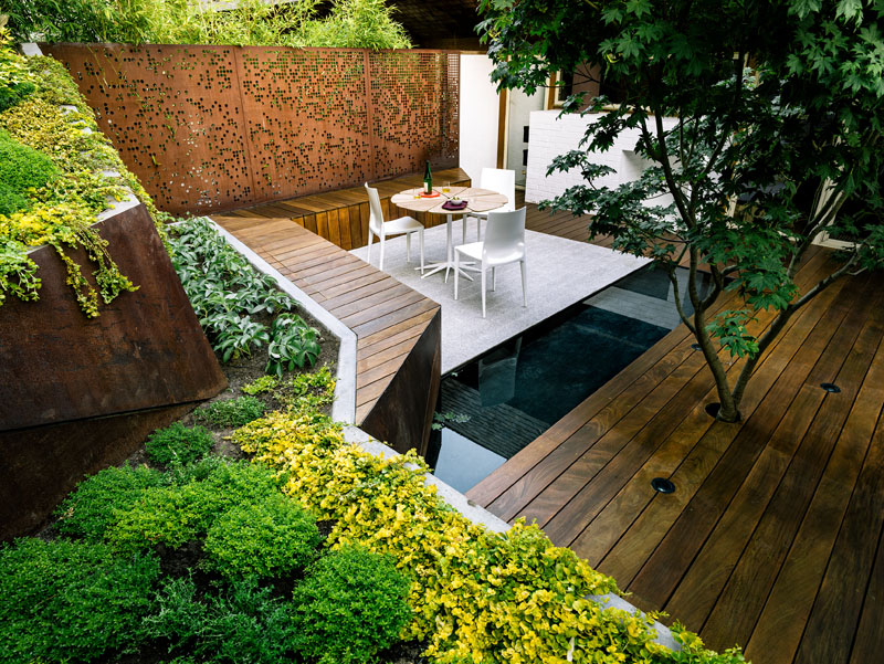 Terrasses et érables japonais façonnent ce jardin zen.