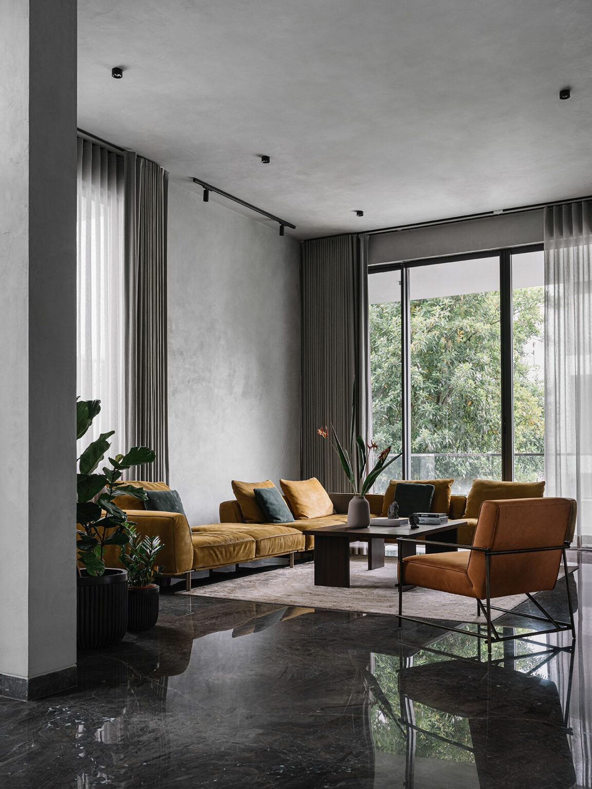 La villa monochrome du Studio Nilasha trouve de la chaleur dans la retenue
