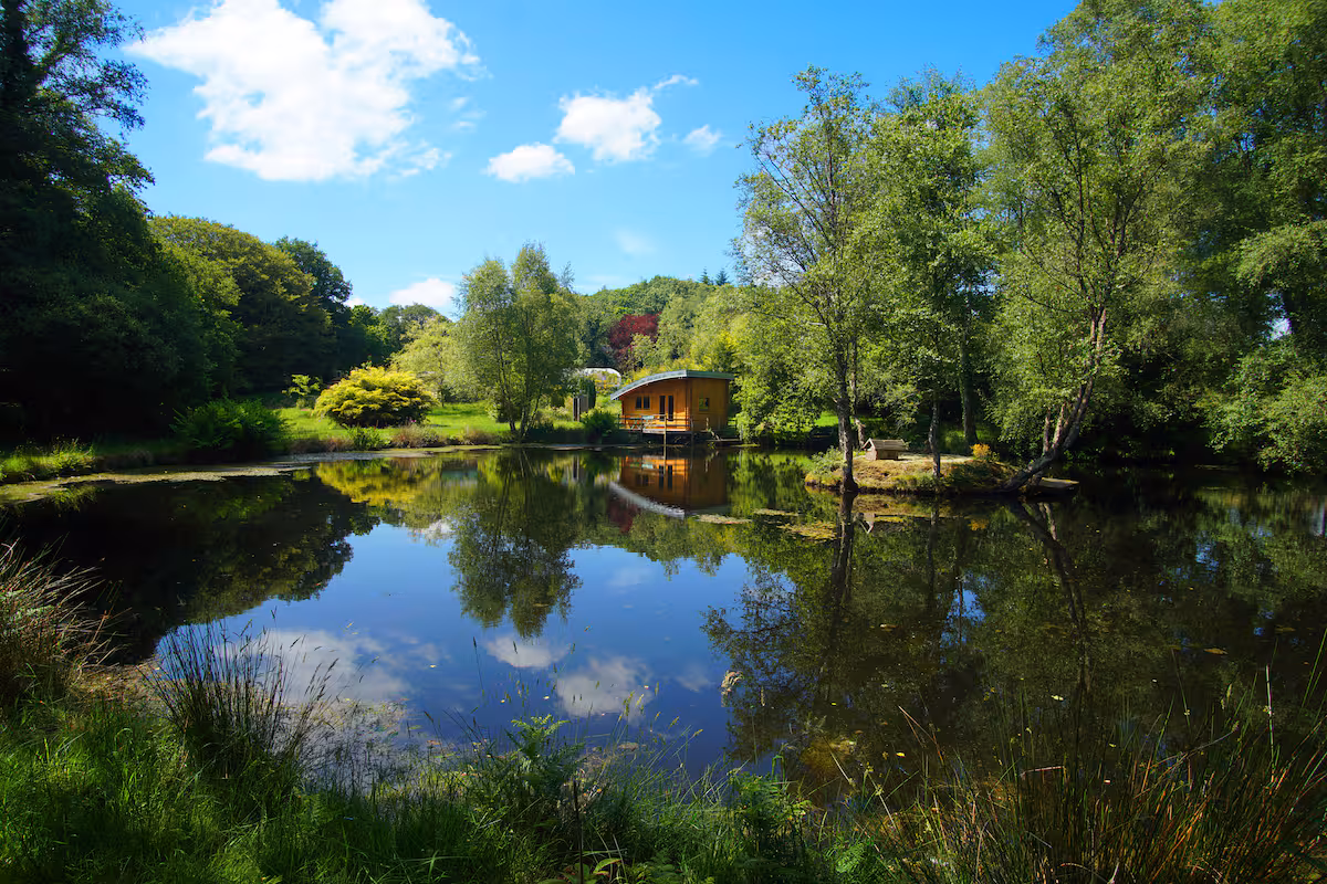 Chalet au bord d&rsquo;un étang dans nature préservée
