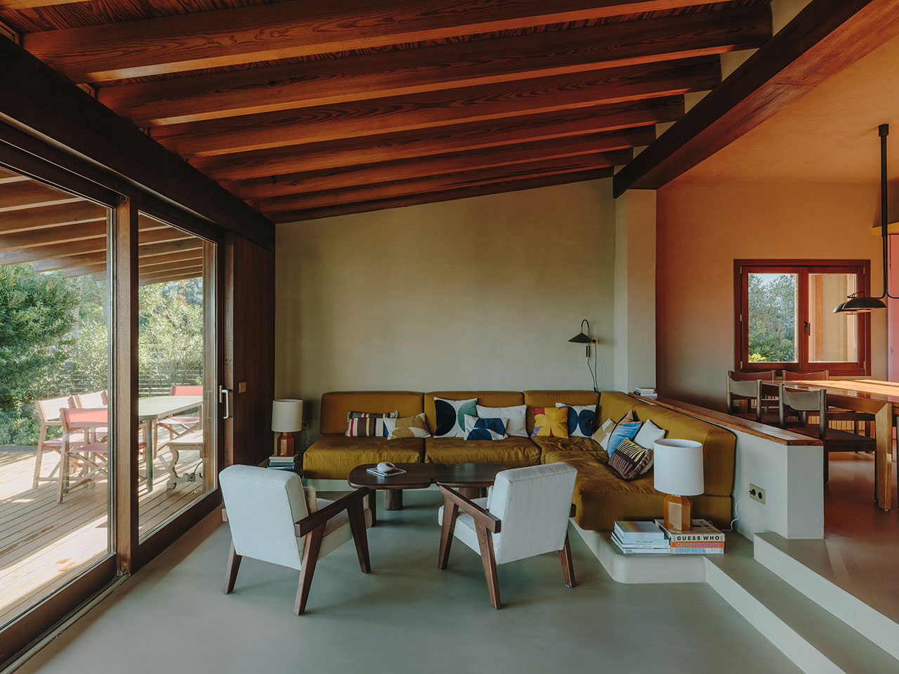 La villa de Holzrausch à Majorque fusionne les ambiances du milieu du siècle, brésilienne et mexicaine
