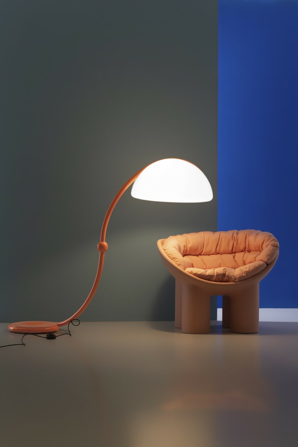 La célèbre lampe serpent  60 ans dans une teinte orange audacieuse