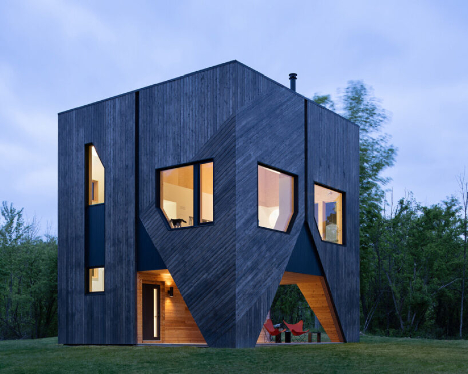 Cube sur la colline – une maison  revêtue de cèdre