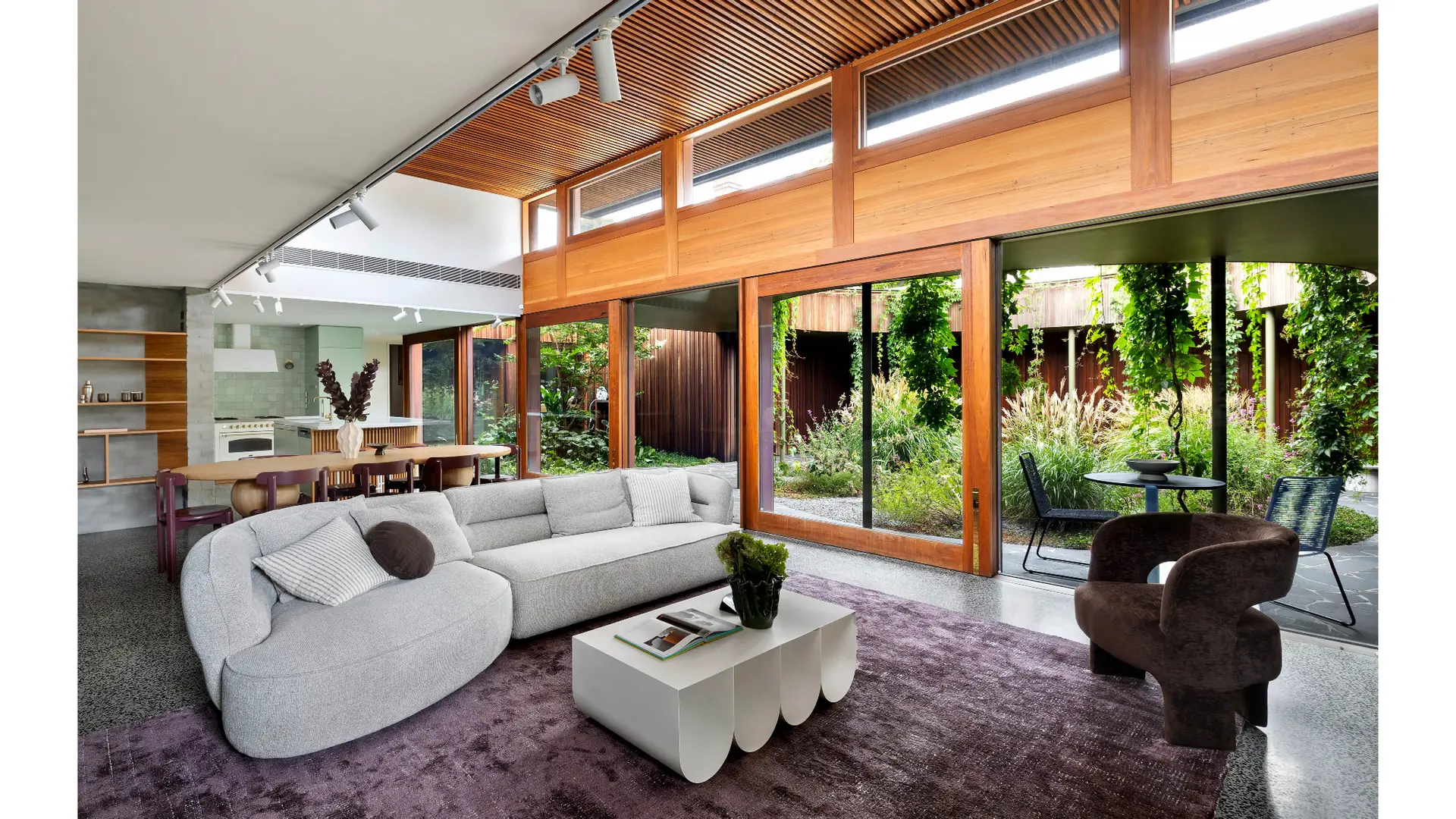 Paysage et vie contemporaine se rencontrent avec une sérénité sereine