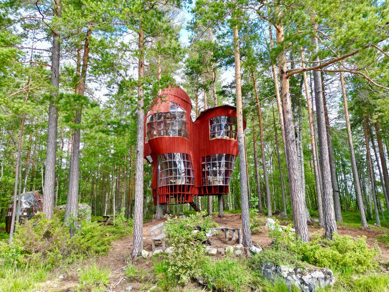 Incroyable cabane perchée sur île privée en Suède