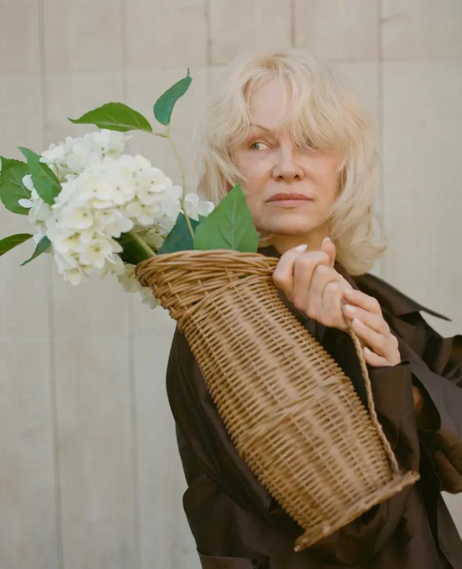 Pamela Anderson impressionne avec sa collection de meubles de jardin