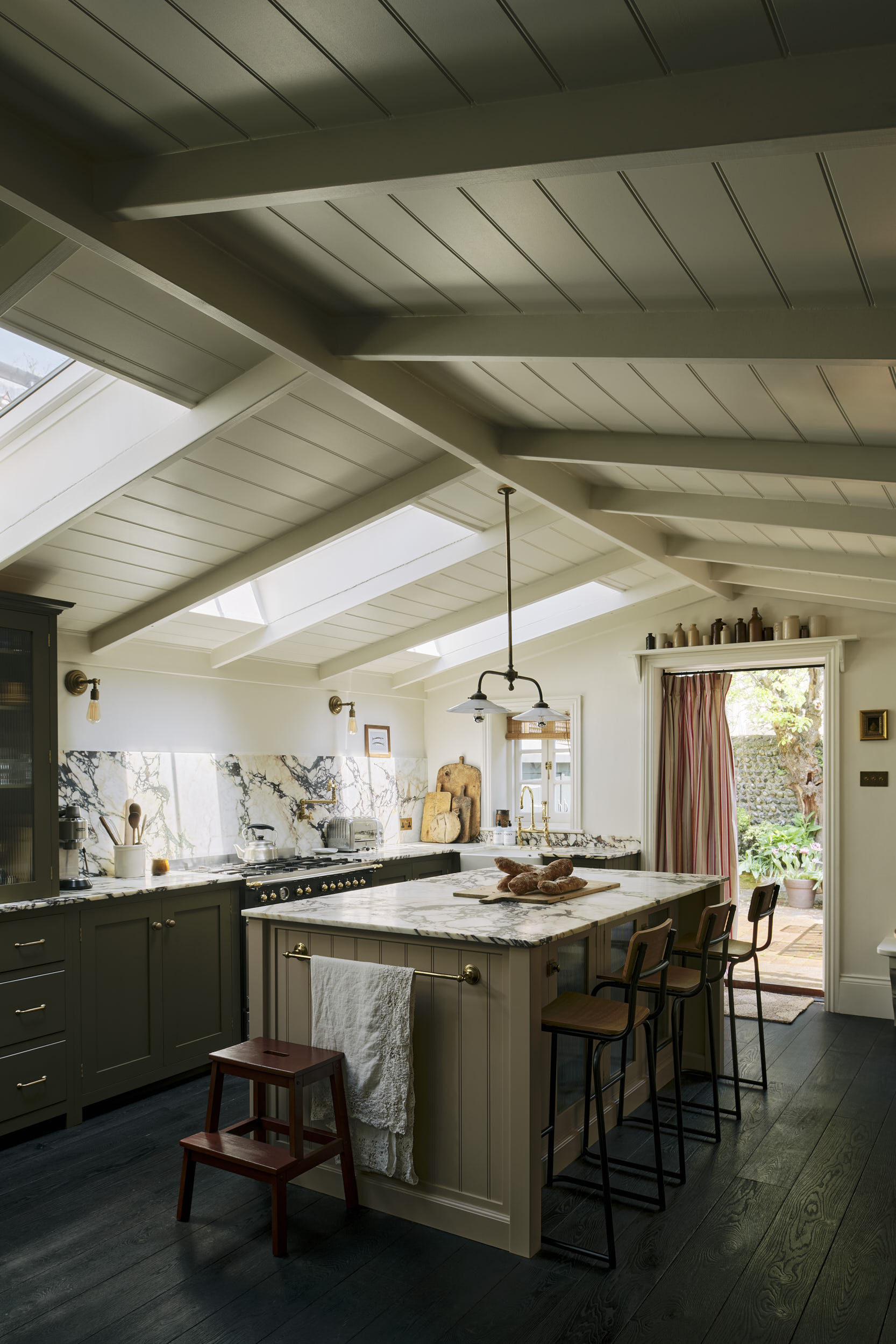 Chaque détail  vintage est  subtil pour cette cuisine fonctionnelle et accueillante
