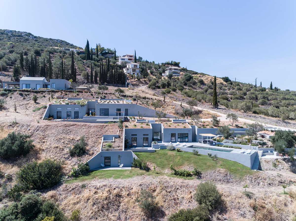 À flanc de colline, trois villas et une vue imprenable sur la mer  à Assini, en Grèce