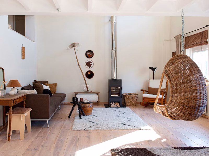 Un regard à l’intérieur d’un studio rempli de trouvailles vintage