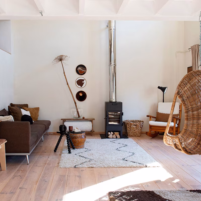 Un regard à l’intérieur d’un studio rempli de trouvailles vintage