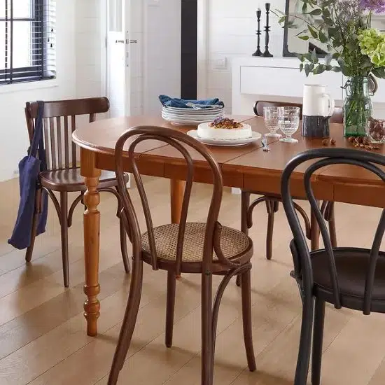 Chaise bistrot : une pièce indémodable pour asseoir votre déco !