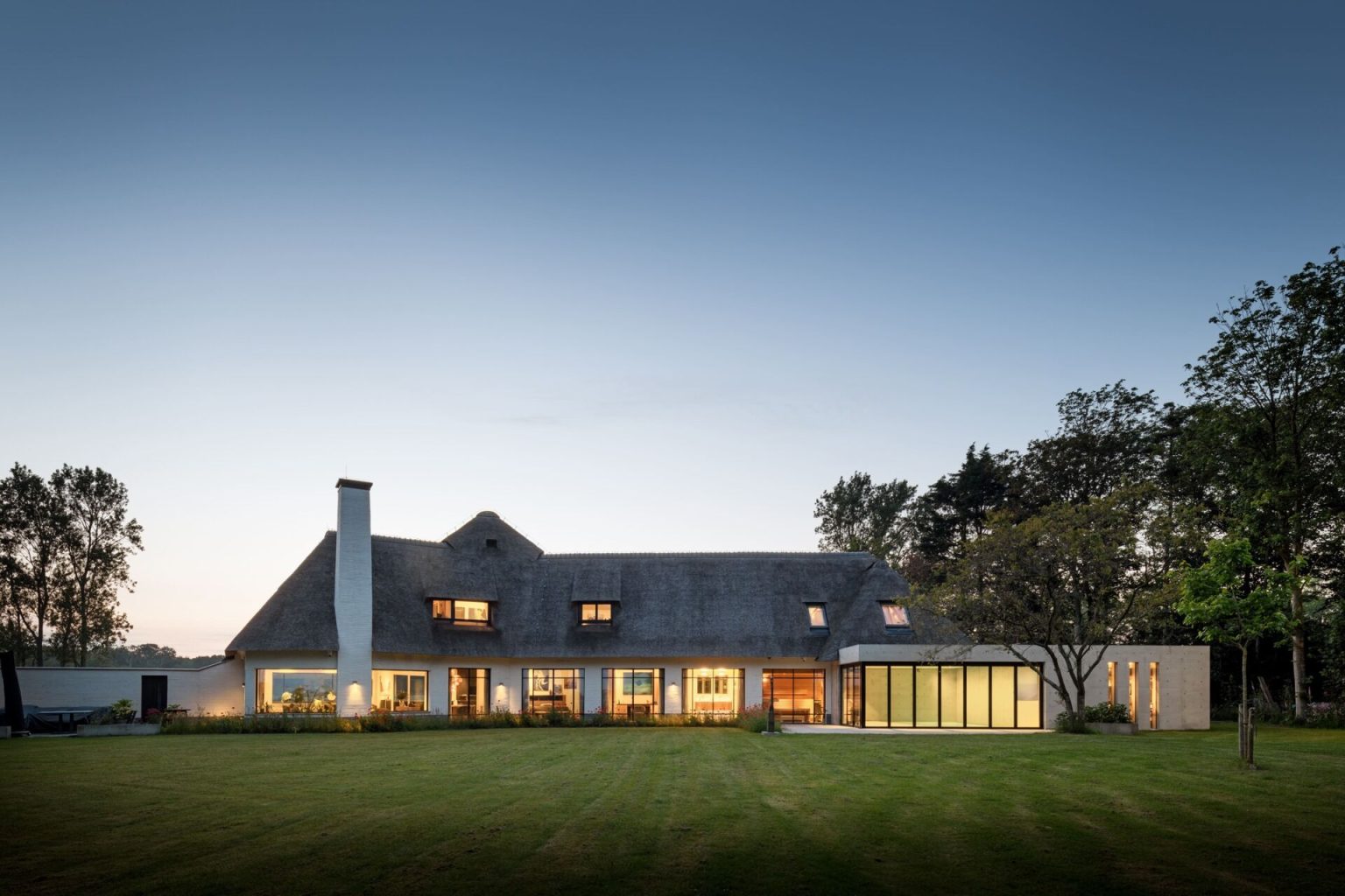 aux Pays-Bas, une villa rénovée par BNLA architecten