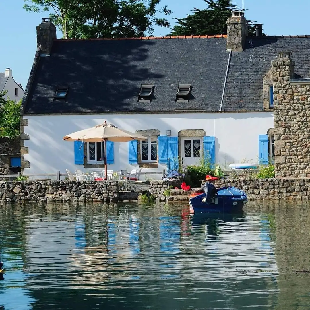 L’architecture bretonne  est très reconnaissable et profondément liée à son climat