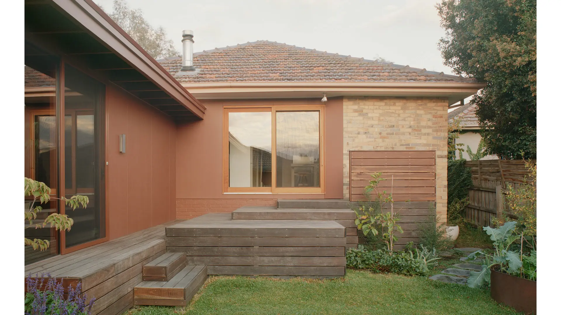 Une rénovation réfléchie d&rsquo;une maison familiale par Sonelo Architects