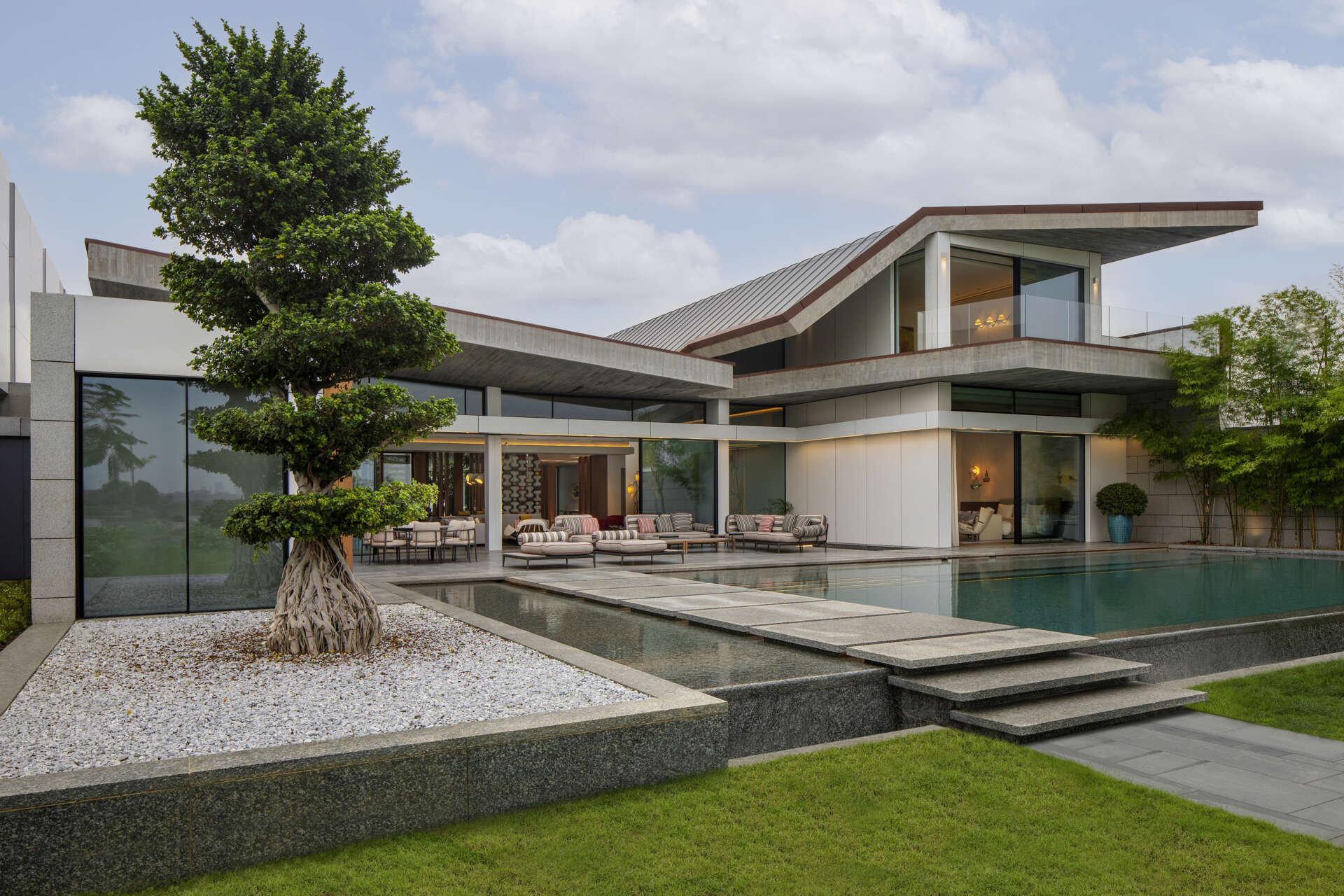 Un design sculptural et des espaces dynamiques caractérisent cette maison en bord de mer