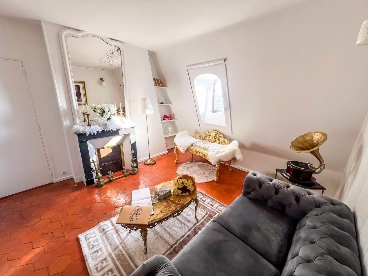 Vue sur la tour Eiffel  luxe et tradition