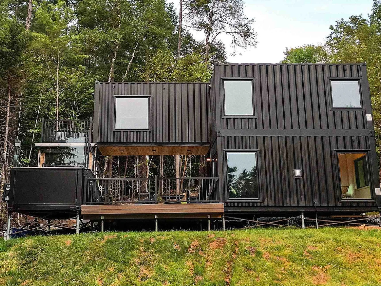 5 conteneurs, un sauna et une terrasse sur le toit dans la campagne du Vermont