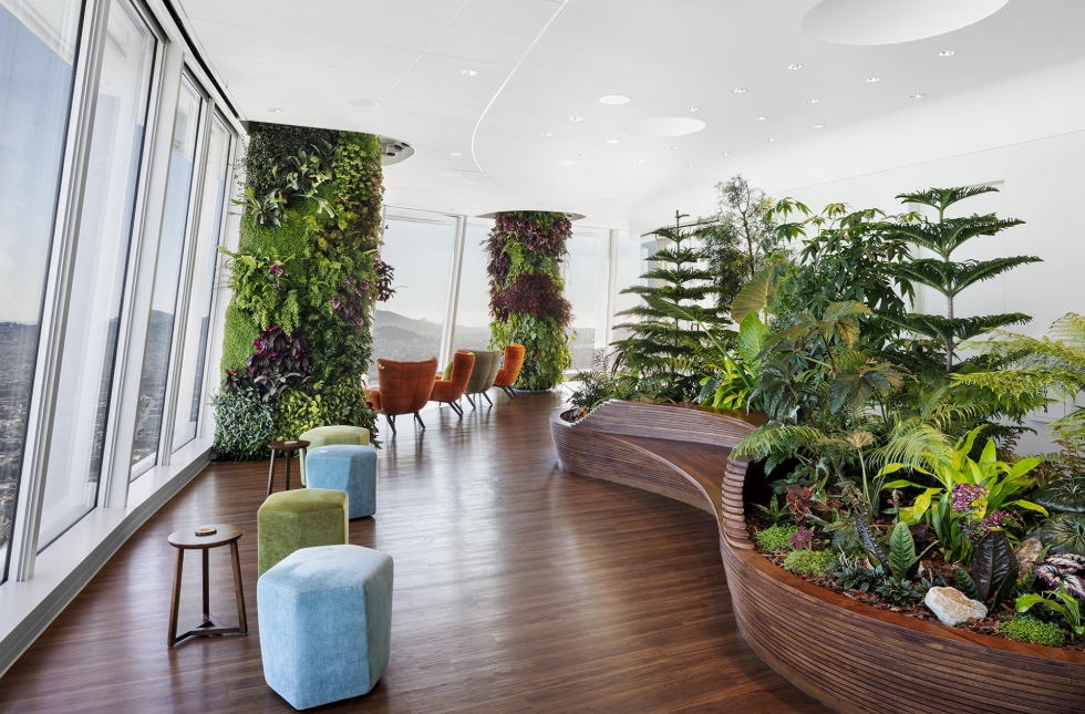 Des colonnes ont été transformées en jardins verticaux à l&rsquo;intérieur de ce bureau