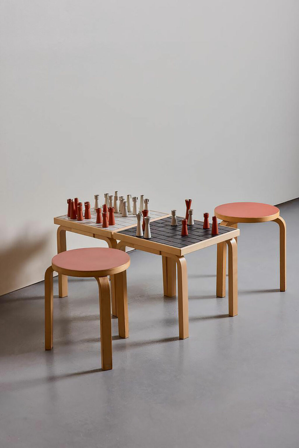 Les tables carrelées d’Artek et Heath Ceramics unissent habilement l’argile  avec le bois