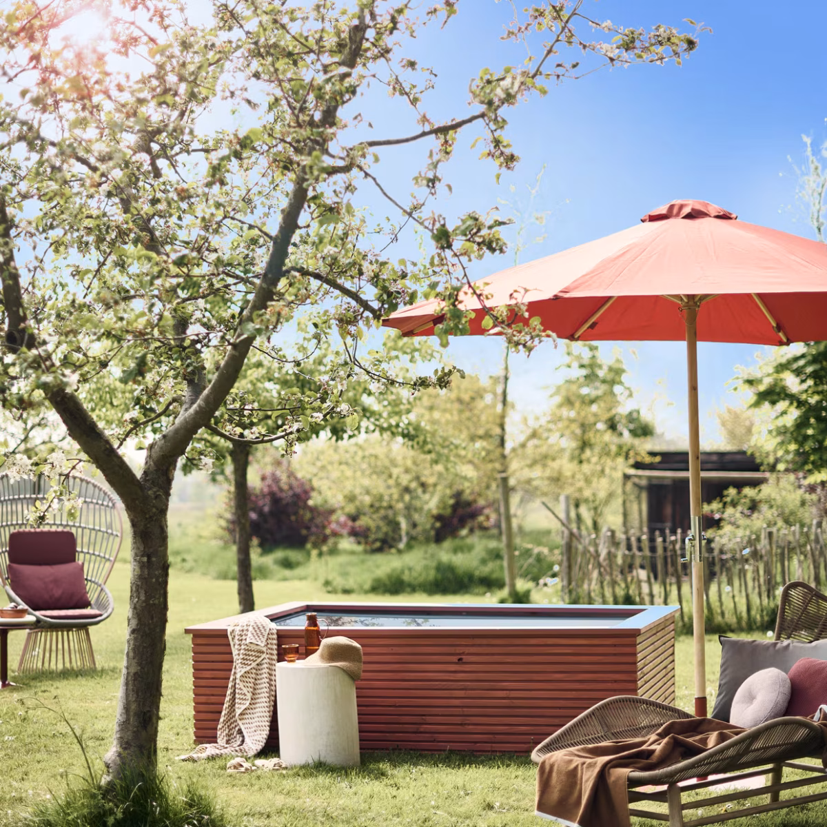 La piscine qui s’intègre aussi dans un petit jardin