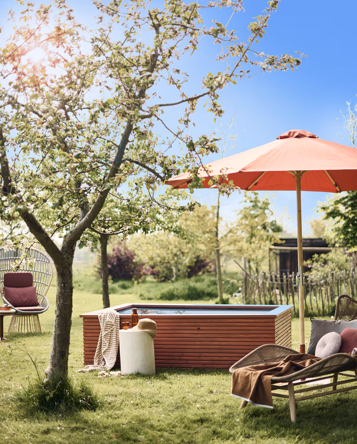 La piscine qui s’intègre aussi dans un petit jardin