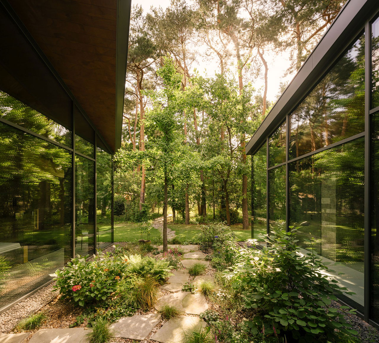 Un refuge moderne en forêt avec piscine intérieure près de Varsovie