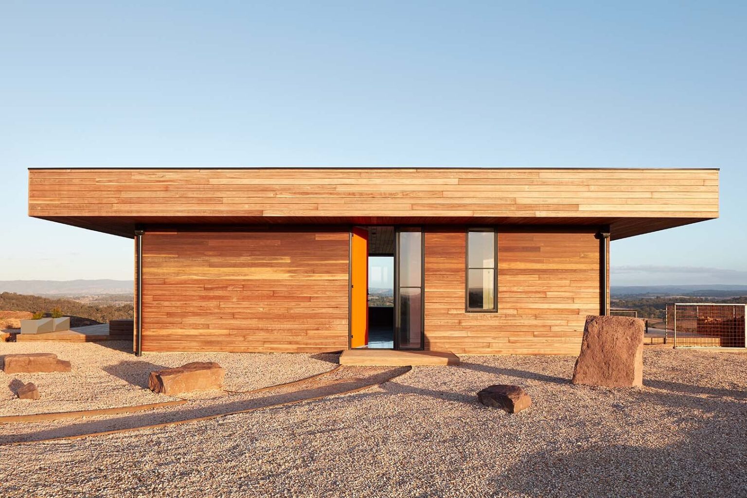 Une maison compacte hors réseau avec vue panoramique sur l’Australie rurale