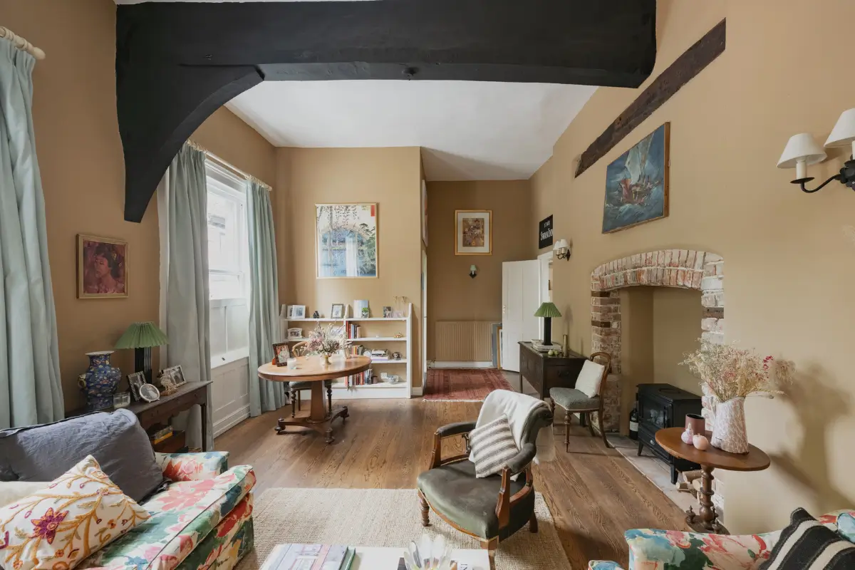 Un charmant cottage anglais avec une cuisine vert sauge