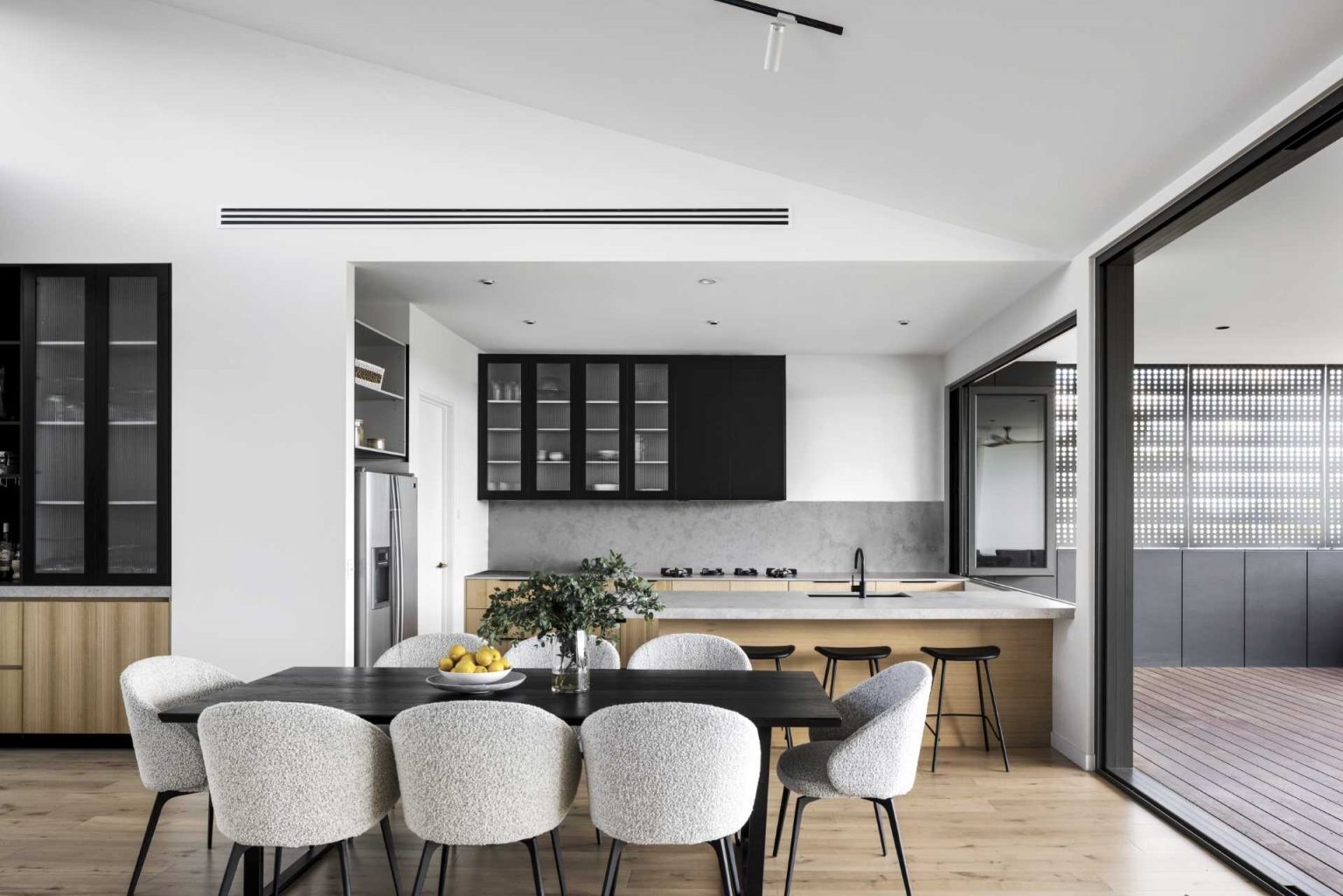 Une maison revêtue d’ardoises qui mêle bois chaud et design moderne