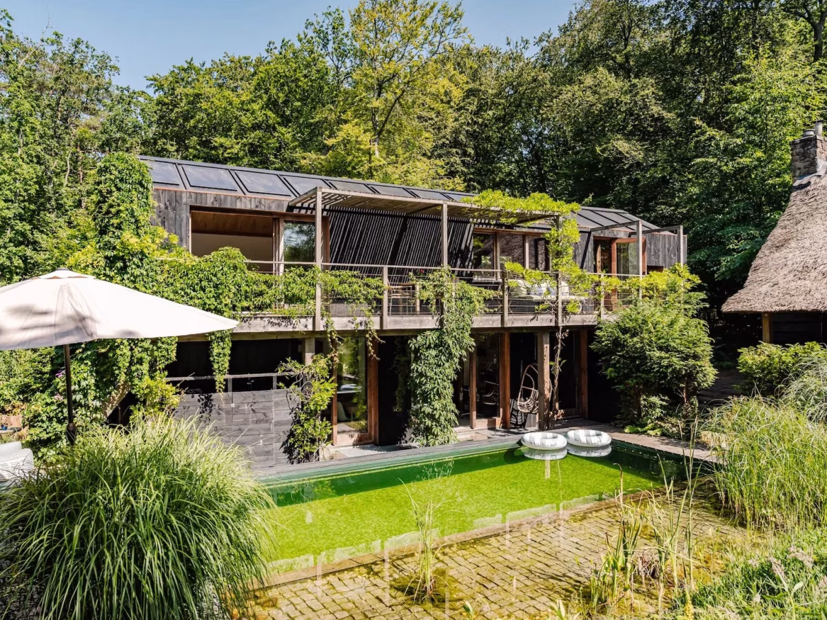 Funda pearl : cette villa se fond dans la nature, avec un étang de baignade