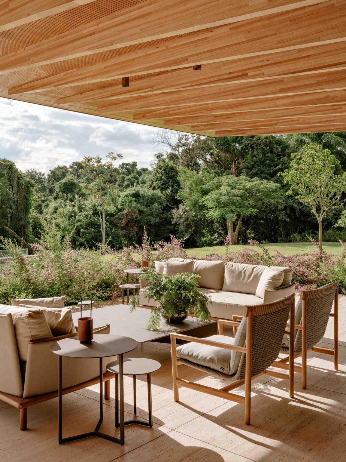 Le bois  donne à cette maison moderne chaleur et charme naturel