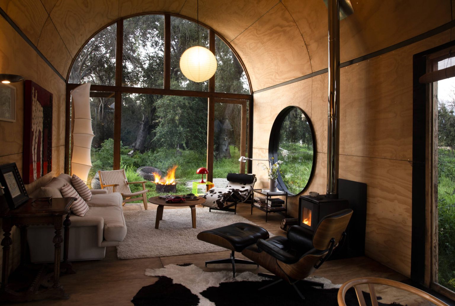 Une petite maison courbe qui capture le paysage dans toutes les directions
