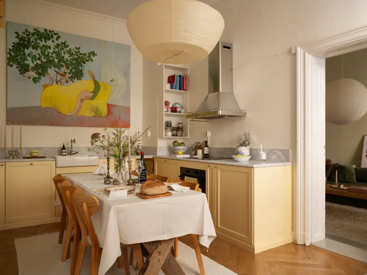 Une cuisine jaune  dans un petit appartement  à Stockholm