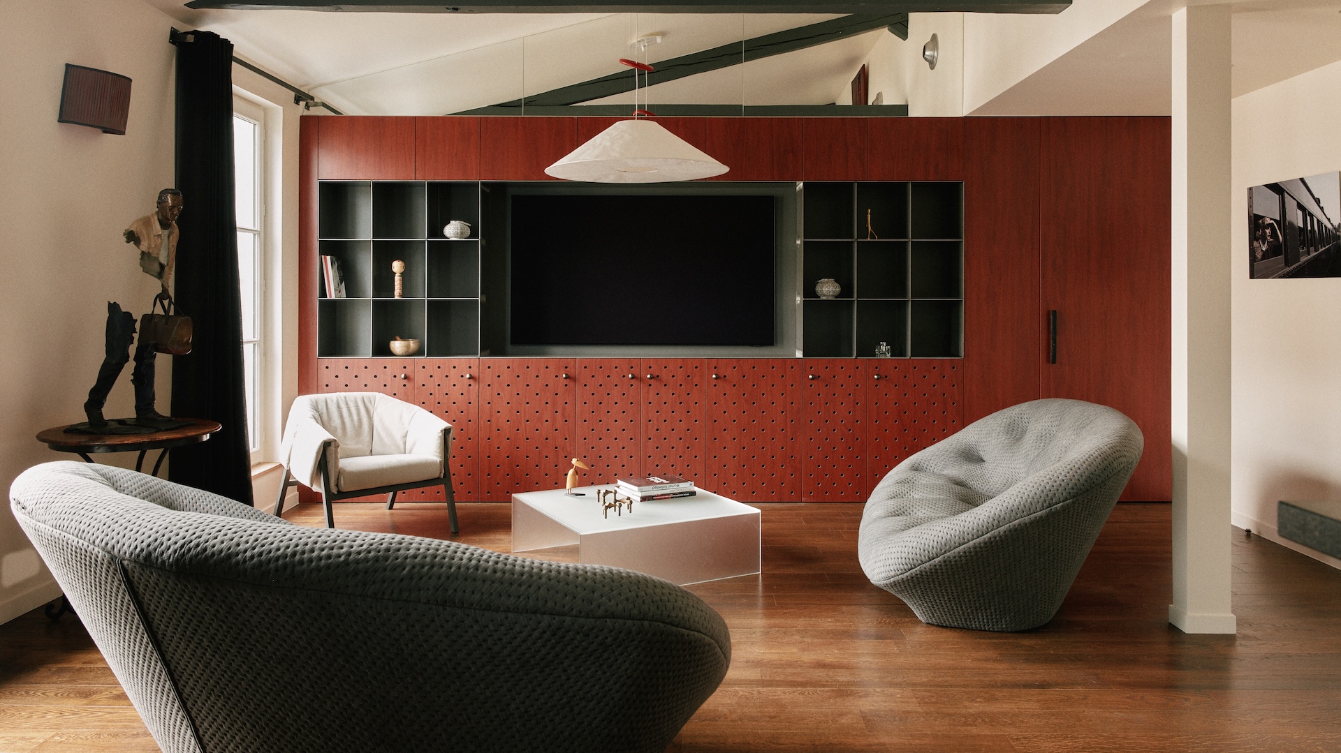 Le studio de design CHHO a sublimé la singularité de cet appartement à Paris