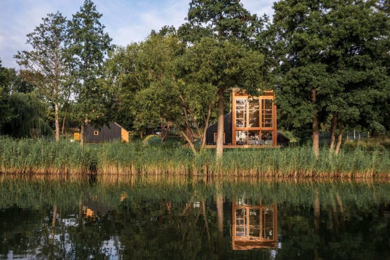 Maison moderne, vues sur la forêt et vie au bord d&rsquo;un lac